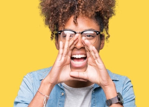 Mujer gritando anuncio